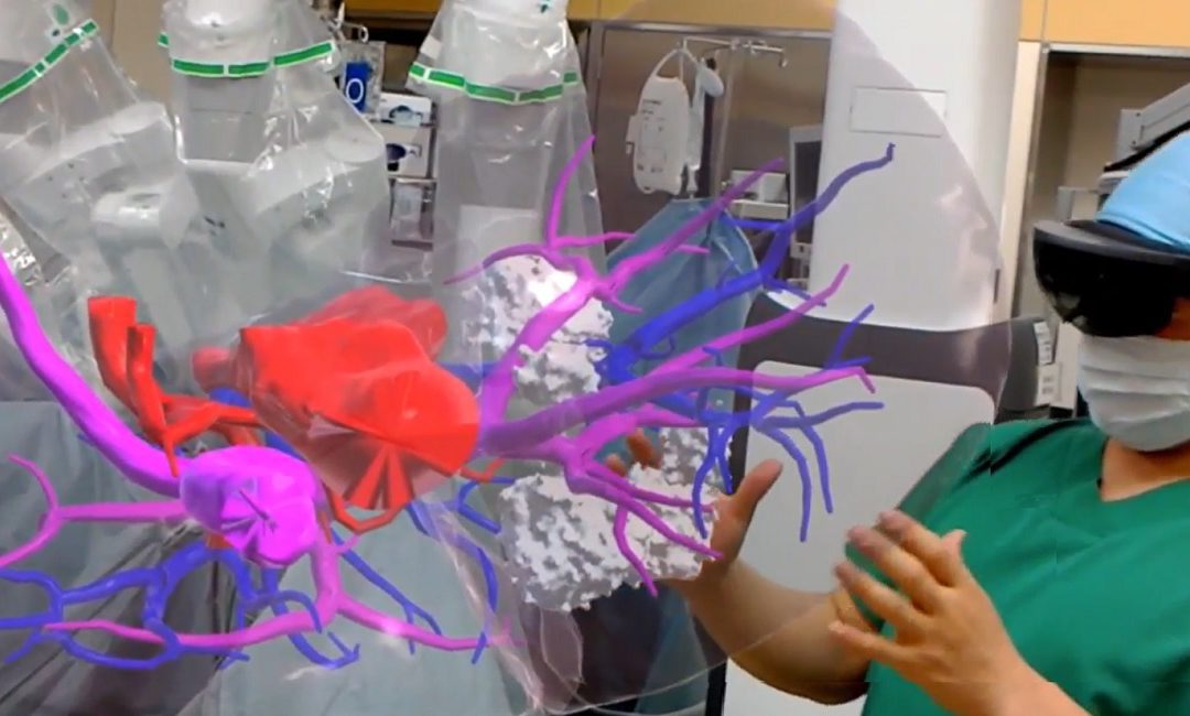 Training in surgical environments through Holographic Reality
